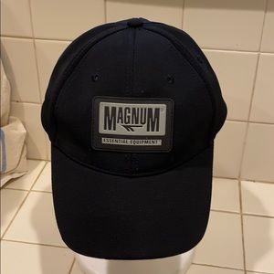 Magnum baseball style in good condition
